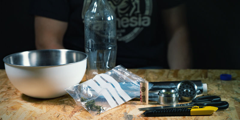 Wie Baut Man Eine Wasserfall-Schwerkraft-Bong? Wie baut man eine Wasserfall-Schwerkraft-Bong?