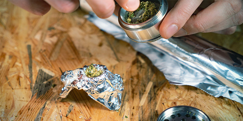 Entfernst Du Den Deckel Und Wickelst Alufolie Über Die Öffnung, Um Einen Topf Zu Basteln Wasserfall-Schwerkraft-Bong: Entfernst Du Den Deckel Und Wickelst Alufolie Über Die Öffnung, Um Einen Topf Zu Basteln