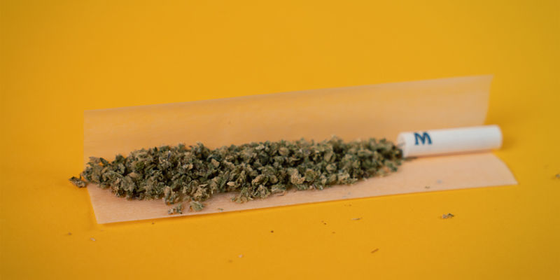 Wie man einen Joint dreht, bei dem Canoeing keine Rolle spielt: Stopfe Deinen Joint gleichmäßig