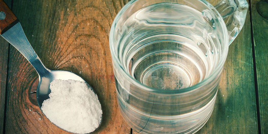 Salzwasser Gurgeln Salzwasser Gurgeln