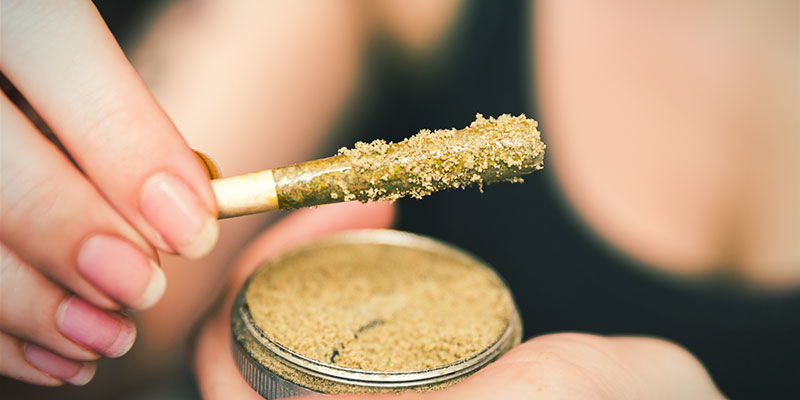 Drehe Einen Erstklassigen Joint (Twaxing) Oder Verfeinere Einen Bong-Kopf erstklassigen Joint (Twaxing)