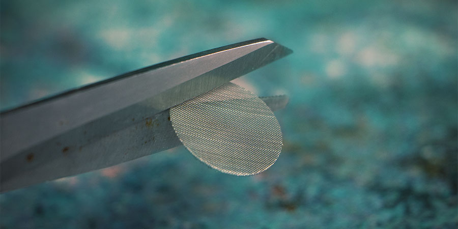 Ein Pfeifensieb Auf Die Korrekte Größe Zuschneiden Ein Pfeifensieb Auf Die Korrekte Größe Zuschneiden