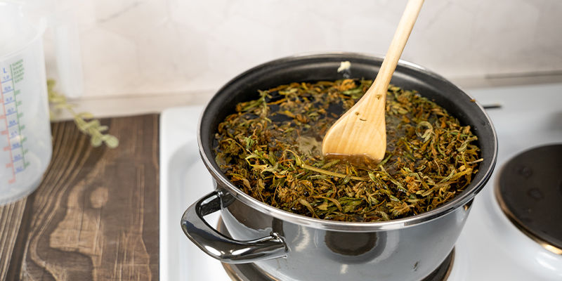 Halte die Hitze der Cannabutter gleichbleibend, aber achte darauf, dass sie nicht vollständig kocht.