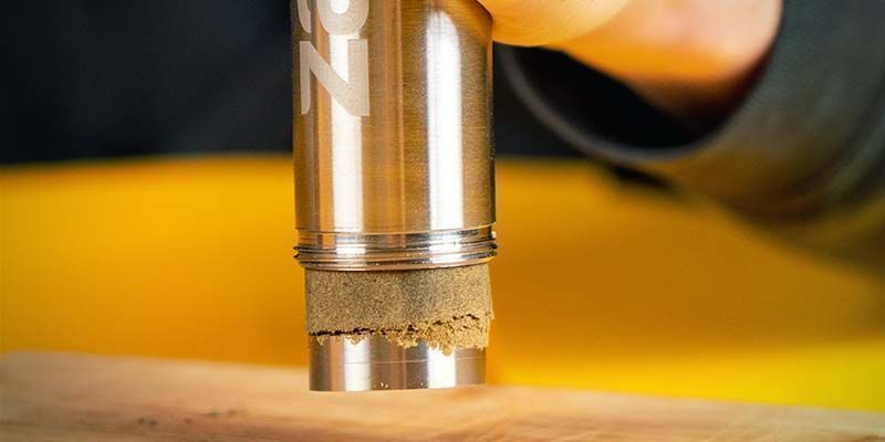 Öffne Die Pollenpresse, Indem Du Den Unteren Teil Entfernst Öffne die Pollenpresse, indem Du den unteren Teil entfernst