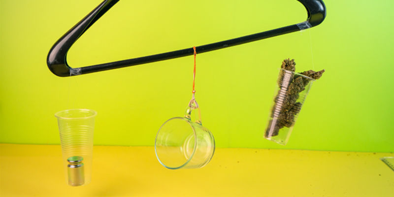 Mit Einer Selbstgebauten Waage Aus Einem Kleiderbügel Mit Einer Selbstgebauten Waage Aus Einem Kleiderbügel