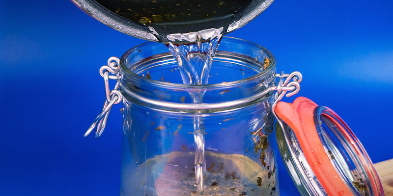 Fülle Den Noch Heißen Sud In Die Gläser Mit Deinen Chilis Fülle Den Noch Heißen Sud In Die Gläser Mit Deinen Chilis