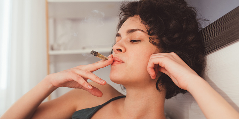 So vermeidet man Husten beim Rauchen von Weed