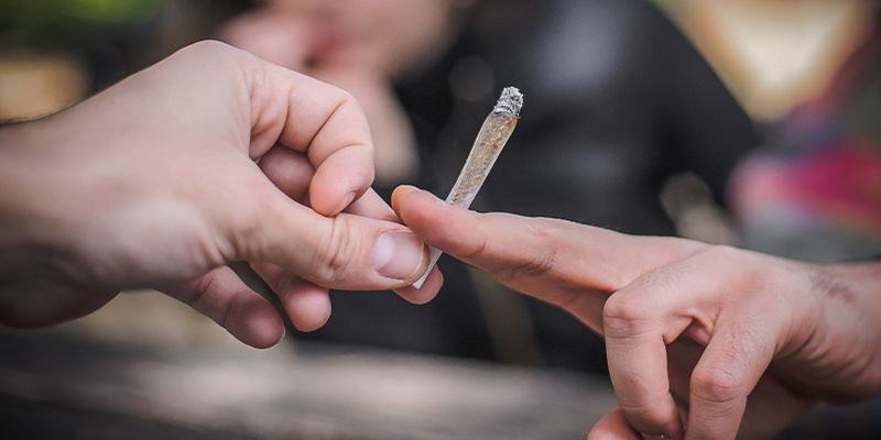 Der Unterschied zwischen dem Rauchen eines Joints und einer Zigarette