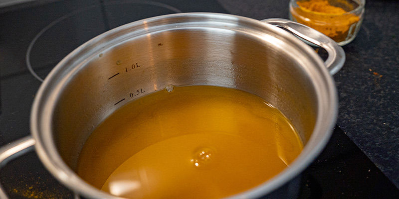 Anleitung: Reduziere Die Hitze Und Lass Die Kurkuma Für 10–15 Minuten Köcheln Anleitung: Reduziere Die Hitze Und Lass Die Kurkuma Für 10–15 Minuten Köcheln