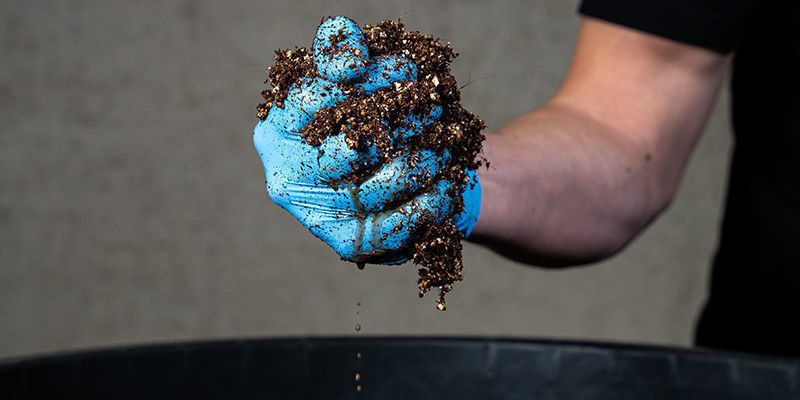 Füge Anschließend Wasser Hinzu, Bis Die Deckschicht Den Richtigen Feuchtigkeitsgrad Erreicht Hat