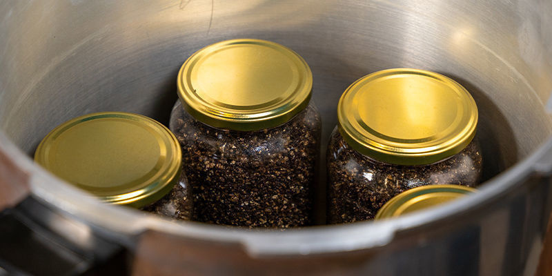 Wenn Du Den Optimalen Feuchtigkeitsgrad Erreicht Hast, Fülle Deine Mischung Mit Einem Löffel In Einen Beutel