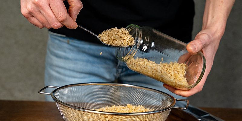 Fülle Gläser oder Pilzbrutbeutel mit dem Substrat deiner Wahl