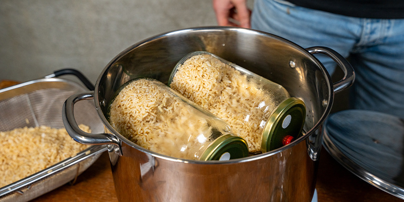 Stelle die Gläser auf ein Stahlsieb in einen Schnellkochtopf