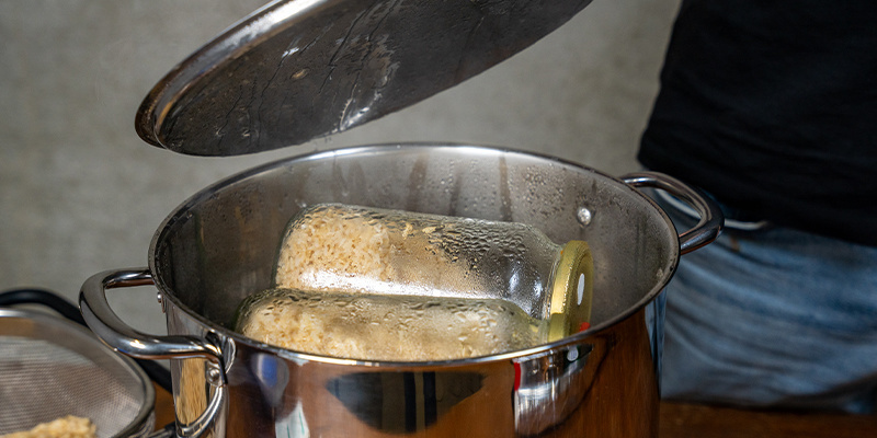 Koche deine Gläser und das Substrat 60–90 Minuten lang