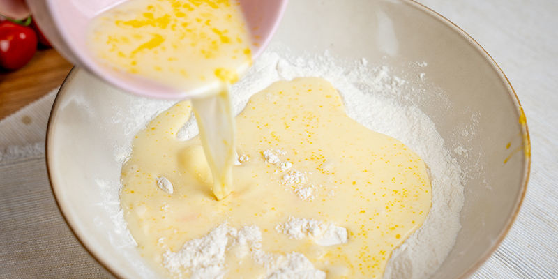 Gieße Die Flüssigen Zutaten Zu Den Trockenen Hinzu Und Rühre Um, Bis Sie Sich Gerade So Vermischt Haben. Achte Darauf