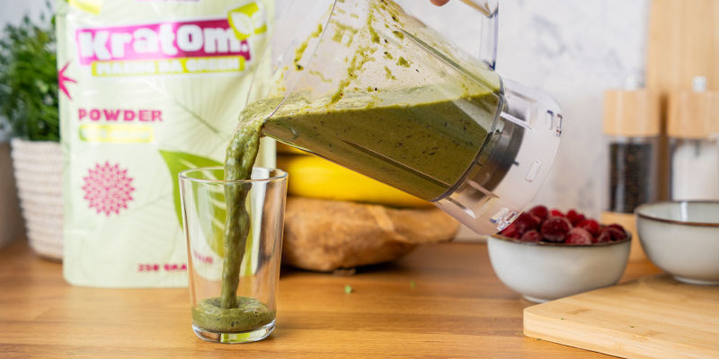 Mixe wiederum, bis alles gut vermischt ist, und serviere den Smoothie.