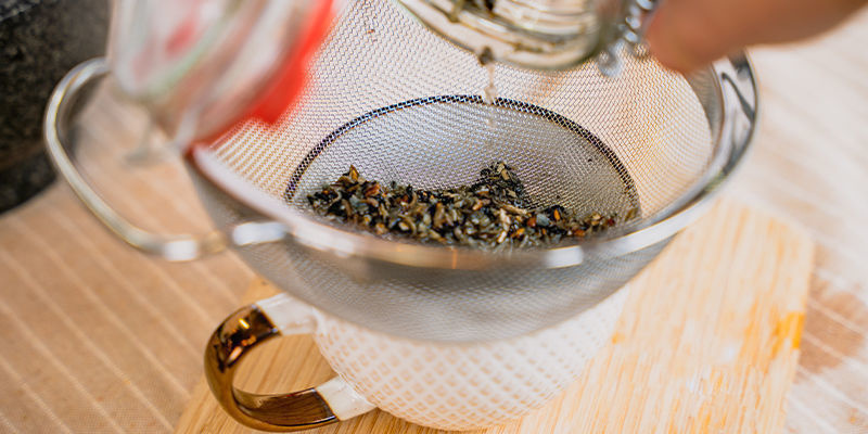 5. Seihe Den Pilz-/Trüffeltee Durch Ein Sieb 5. Seihe Den Pilz-/Trüffeltee Durch Ein Sieb