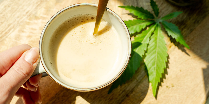 Sobald Der Kaffee Fertig Ist, Verwende Einen Stabmixer, Um Das Ölgemisch Gründlich Mit Dem Kaffee Zu Vermischen Sobald Der Kaffee Fertig Ist, Verwende Einen Stabmixer, Um Das Ölgemisch Gründlich Mit Dem Kaffee Zu Vermischen