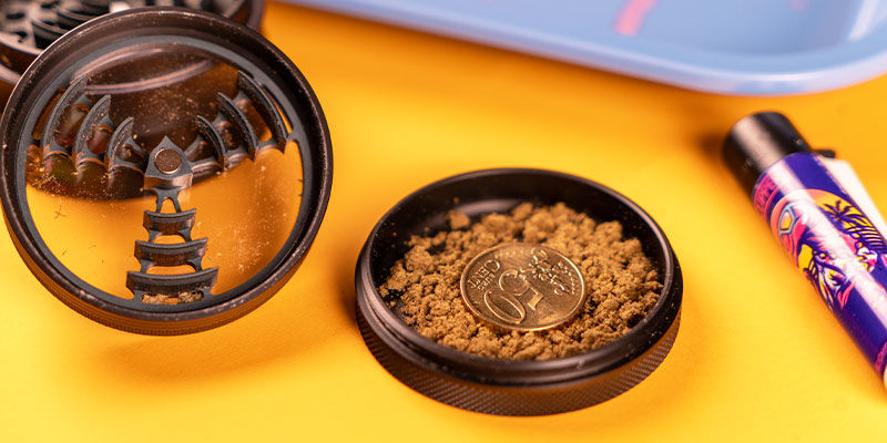 Eine Münze In Den Grinder Geben Eine Münze In Den Grinder Geben