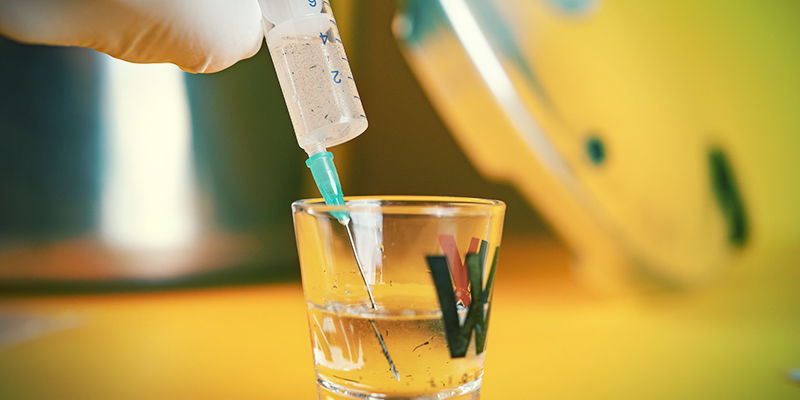 Magic-Mushroom-Sporenspritze: halte die Spitze der ersten Spritze ins Wasser und befülle sie