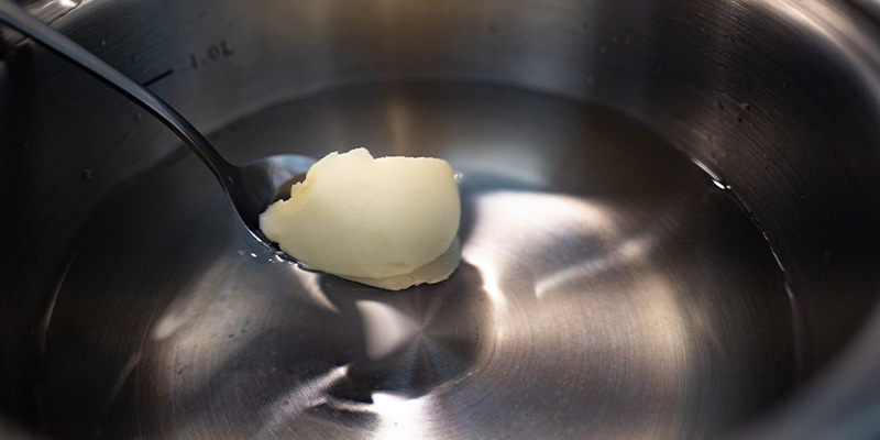 Gib 2 Esslöffel Butter