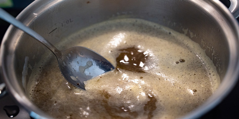 Reduziere Die Hitze, Bis Es Nur Noch Köchelt Und Rühre Die Mischung Alle Paar Minuten Um