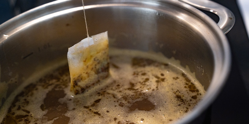 Füge Den Schwarzen Teebeutel Hinzu