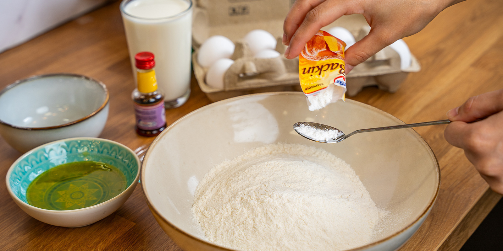 Vermische in einer Schüssel die trockenen Zutaten