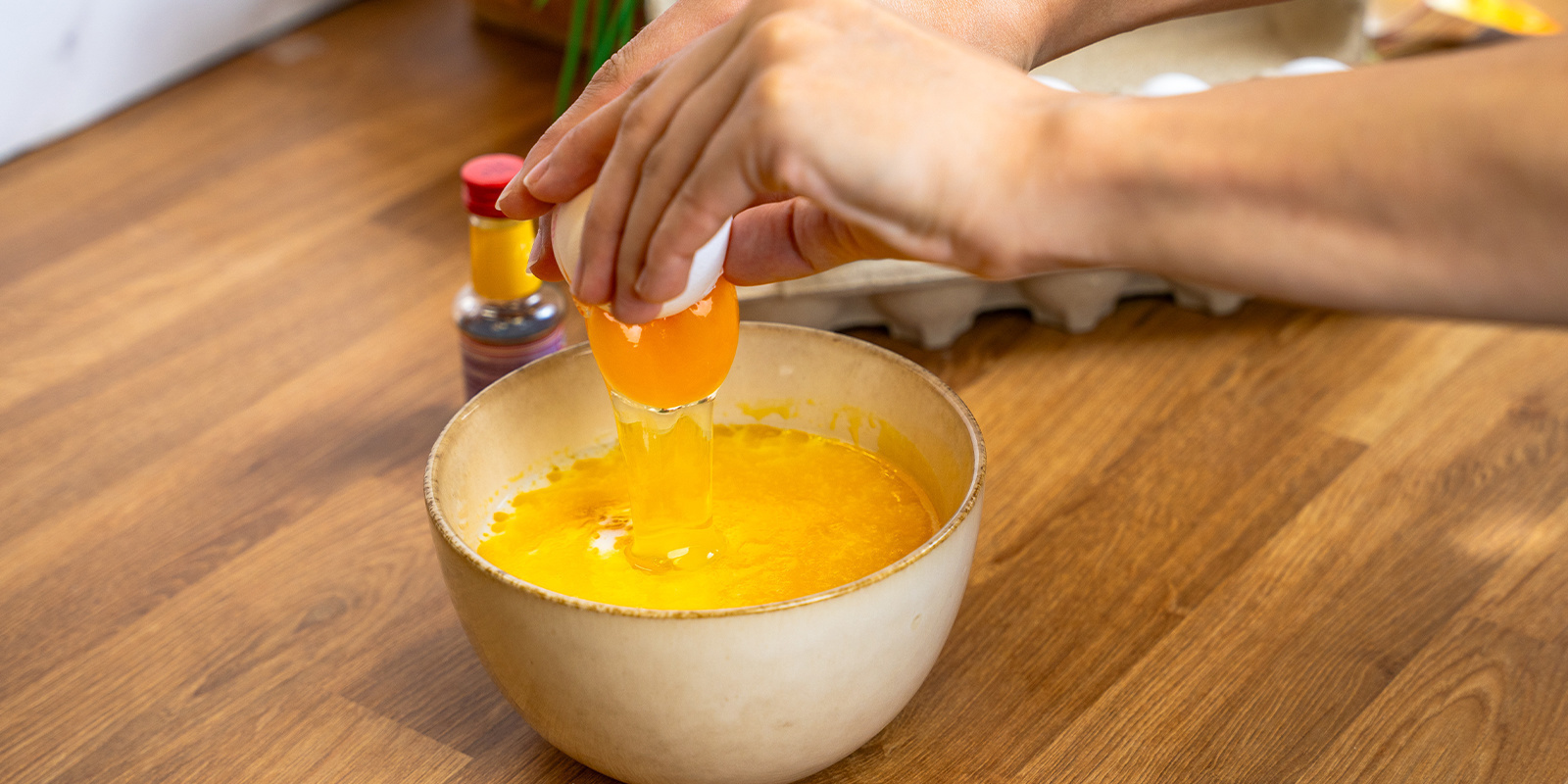 In einer zweiten Schüssel Milch, Eier und geschmolzene Cannabutter (oder Öl) verquirlen