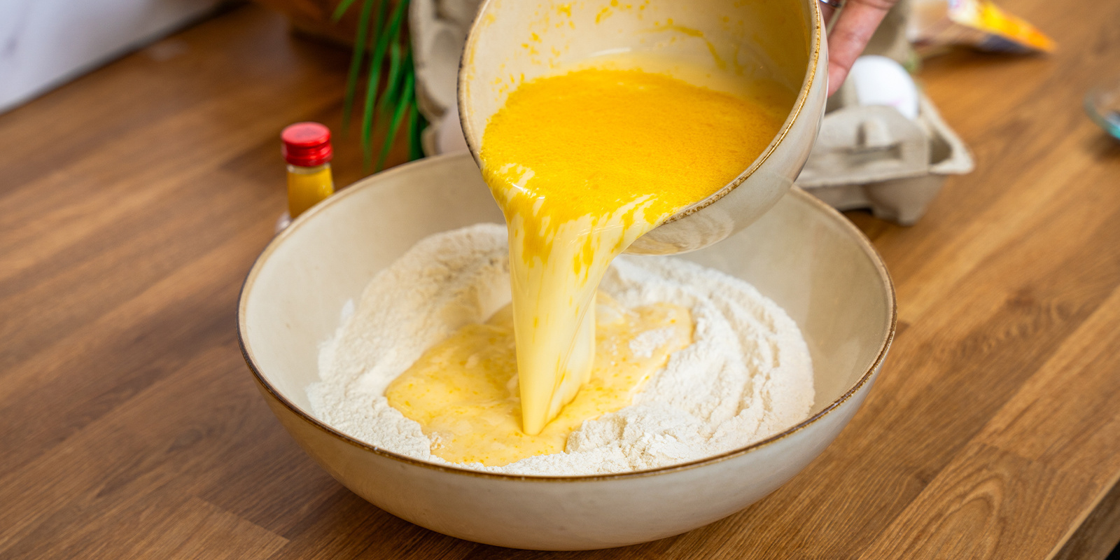 Feuchte und trockene Zutaten zusammengeben und rühren