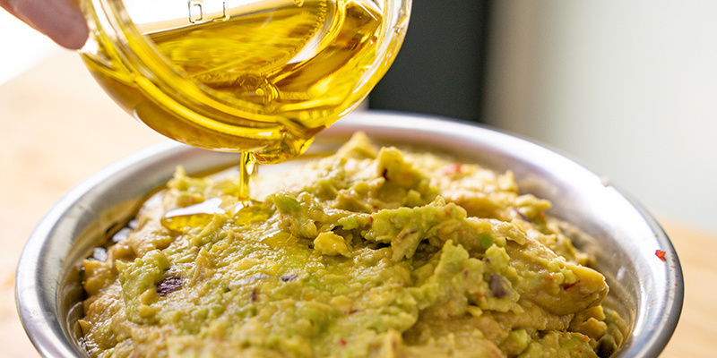 Oder Du Zerdrückst Die Avocados Für Eine Dickere Konsistenz Per Hand Mit Einer Gabel Oder Mörser Und Stößel Oder Du Zerdrückst Die Avocados Für Eine Dickere Konsistenz Per Hand Mit Einer Gabel Oder Mörser Und Stößel