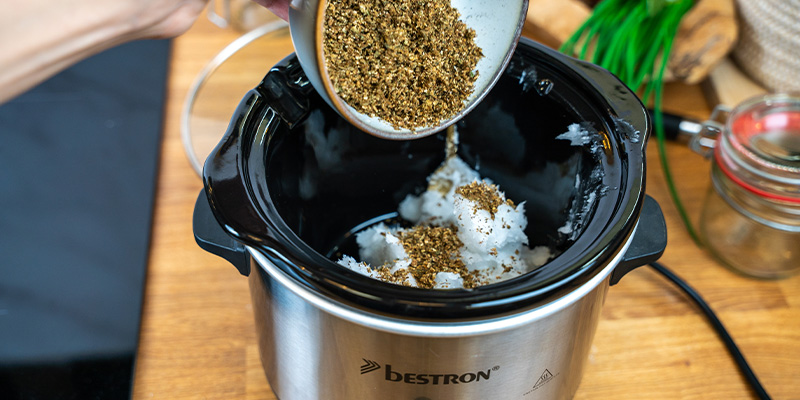 Schritt 2: Cannabis mit Kokosöl vermengen