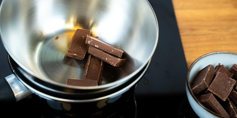 Brich deine Schokolade in kleine Stücke