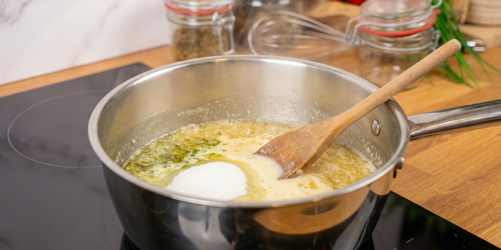 Butter, Zucker und Milch schmelzen