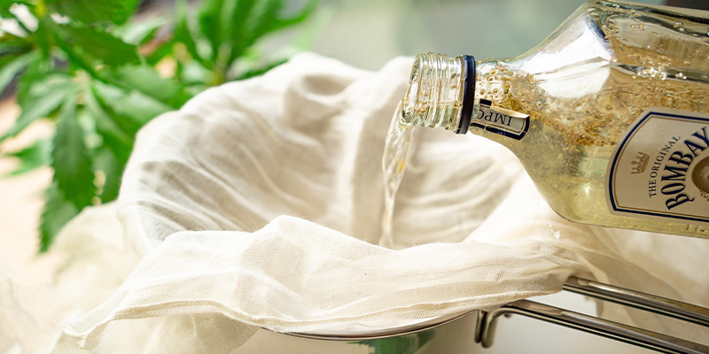 Verwende Einen Trichter, Um Deinen Ginjah Zurück In Seine Flasche Zu Füllen