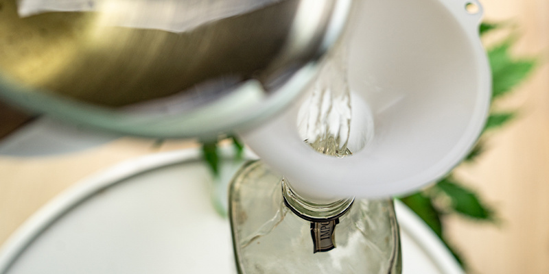 Jetzt hast Du Deinen mit Cannabis versetzten Gin.