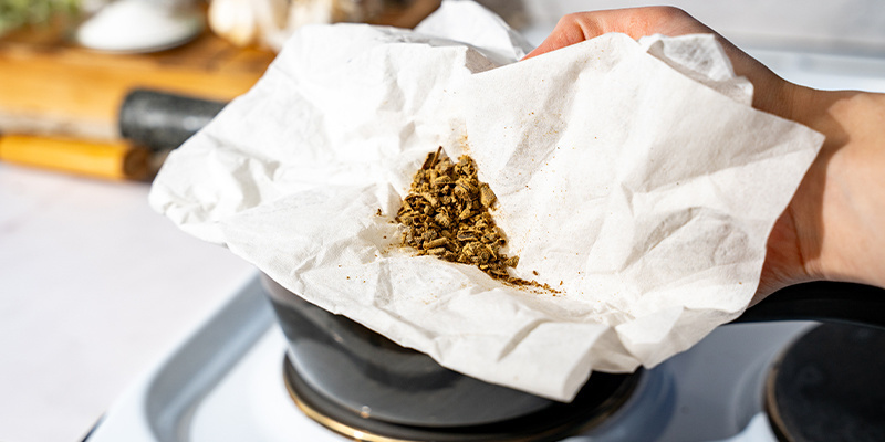 Brich in der Zwischenzeit Dein Hasch auf dem Küchenpapier auseinander.