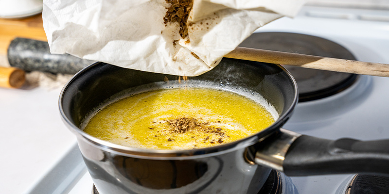 Füge der Mischung nun das Hasch hinzu und rühre.