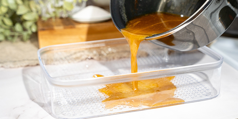 Gieße die Mischung anschließend in einen hitzebeständigen Behälter und verschließe ihn mit einem Deckel.