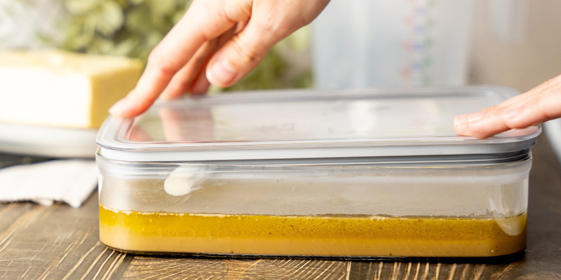 Stell den Behälter für mindestens ein paar Stunden in den Kühlschrank.