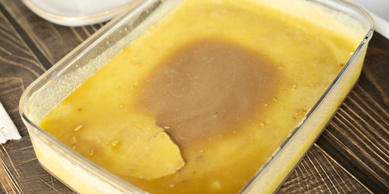 Löffle die fest gewordene Butter heraus, sobald die Trennung abgeschlossen ist.