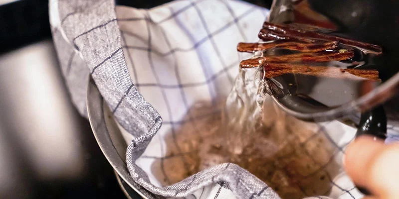 Mische das pflanzliche Glycerin hinein und lass es für weitere 5–7 Minuten köcheln.