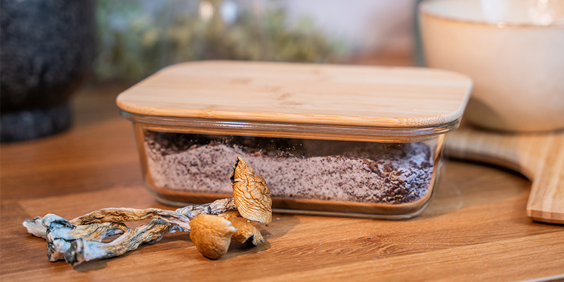 Bewahre die Mischung in einem luftdichten Behälter auf.