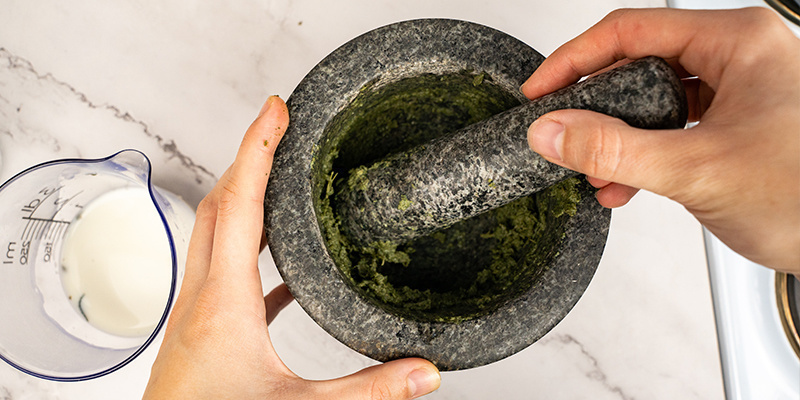 Entferne Größere Stiele Und Andere Stücke Aus Dem Brei