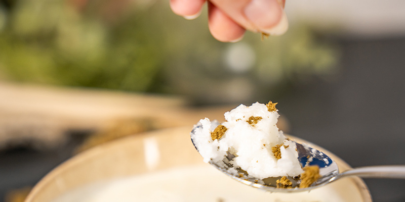 Gib zunächst einen Klecks Kokosnussöl auf Deinen Löffel.