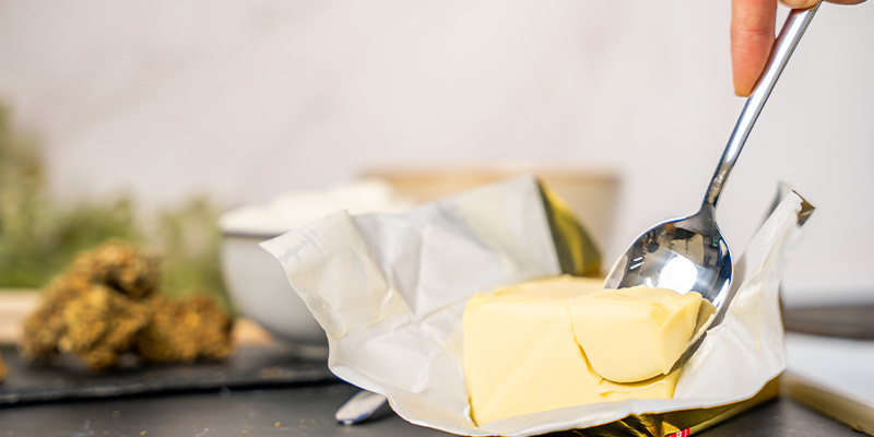 Erhitze auf niedriger bis mittlerer Flamme das Kokosöl oder die Butter in dem Topf.