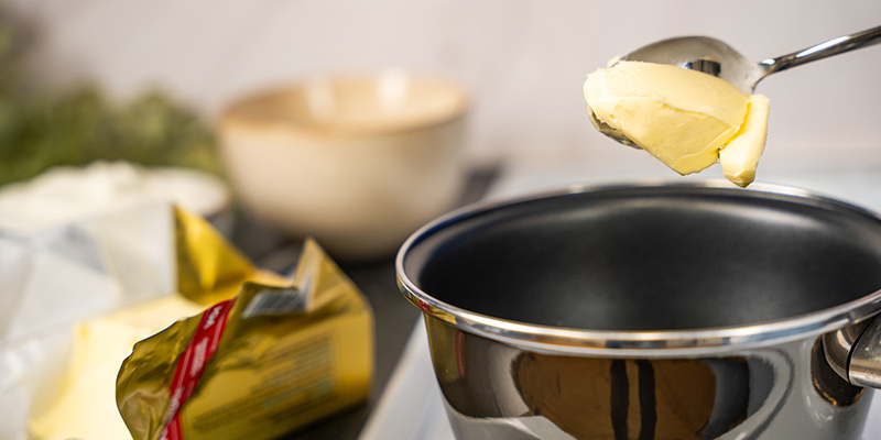 Schalte den Herd aus und gib den Joghurt Deiner Wahl in den Topf.