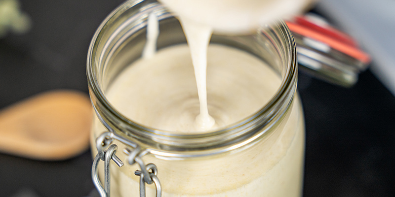 Gib Deinen Hasch-Joghurt in einen Behälter und stelle ihn in den Kühlschrank, bis er abgekühlt ist. Gib Deinen Hasch-Joghurt in einen Behälter und stelle ihn in den Kühlschrank, bis er abgekühlt ist.