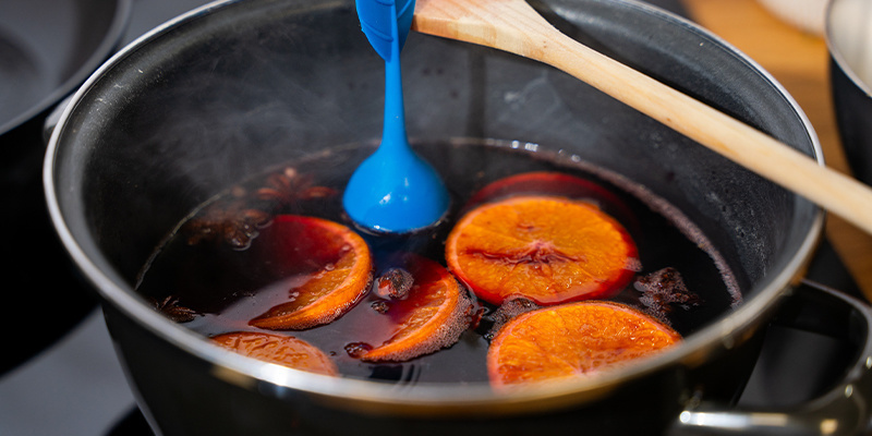 Lass Den Wein Bei Niedriger Hitze 1 Stunde Lang Köcheln Und Achte Darauf, Dass Er Nicht Kocht