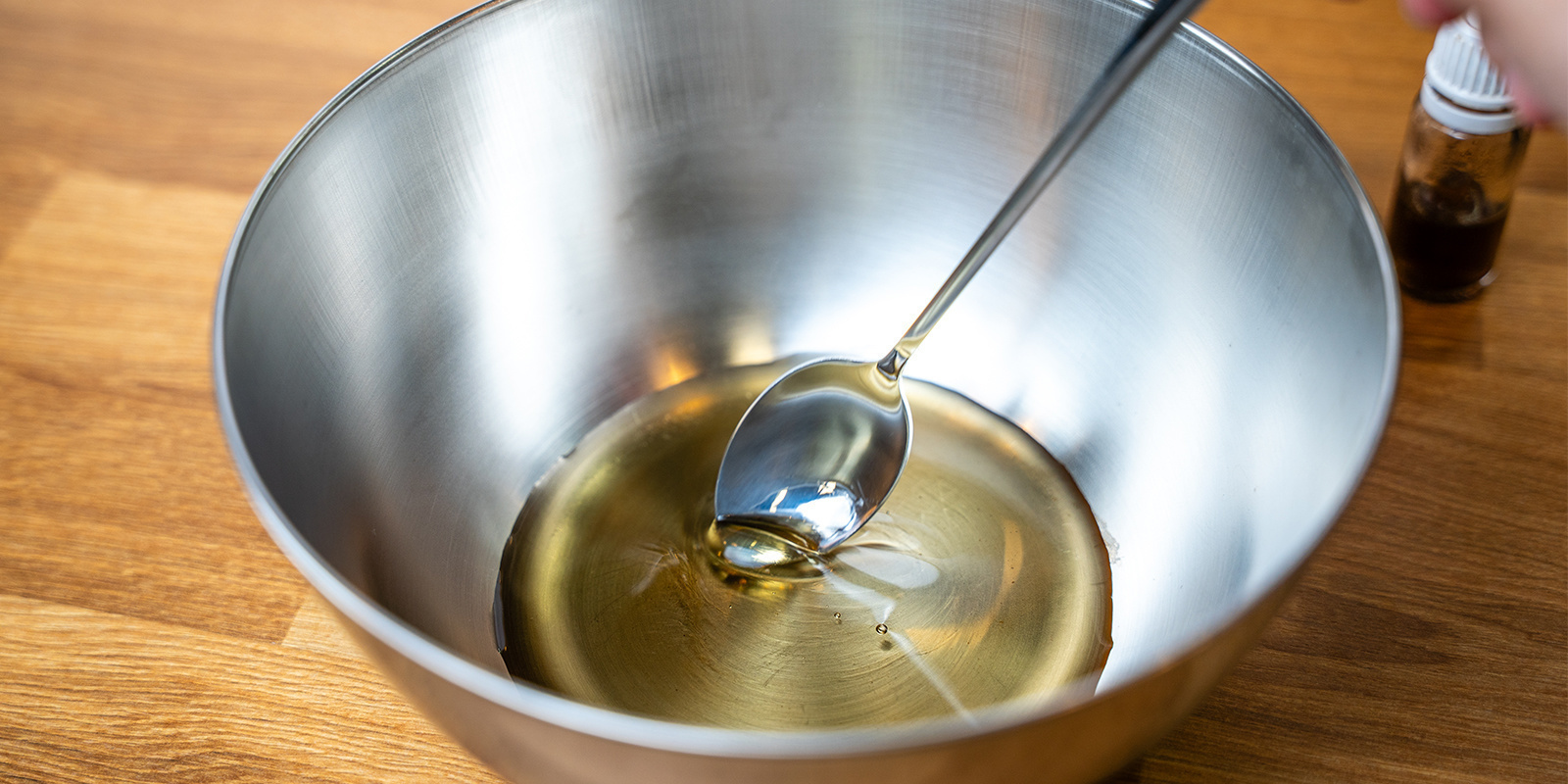 Honig und Tinktur mischen